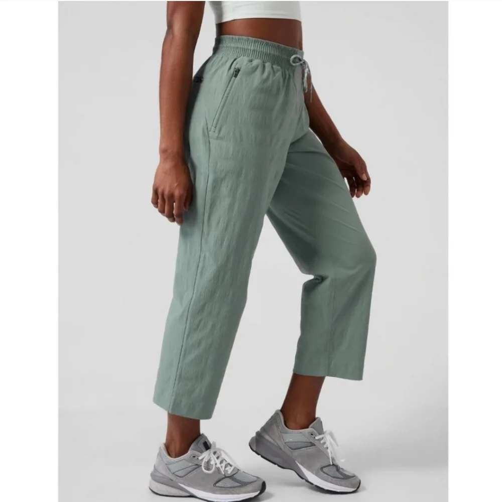 ATHLETA Trekkie Straight Crop Pants Sage Green Size 8 NEW Gorpcore Hiking Active
